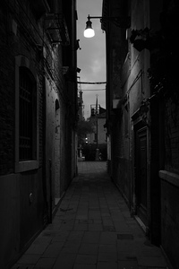 Temná ulička odbočující směrem na jih z Calle de la Pietà